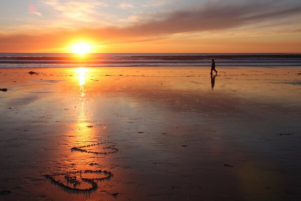 Heller Sonnenuntergang am Sandstrand