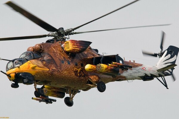 Helicóptero militar en el cielo