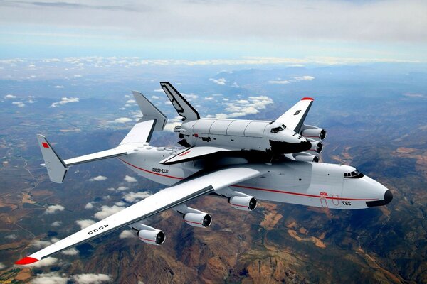 L avion et en haut, il y a un autre petit avion.