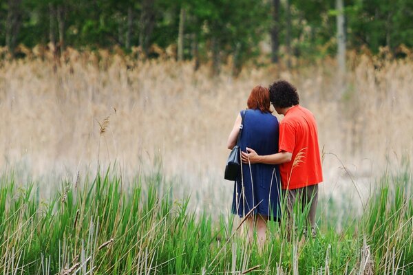 Homme et femme marchant sur le terrain