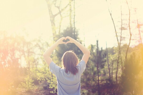 Fille avec un coeur à l extérieur