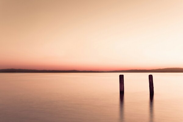 La surface du lac sur fond de coucher de soleil