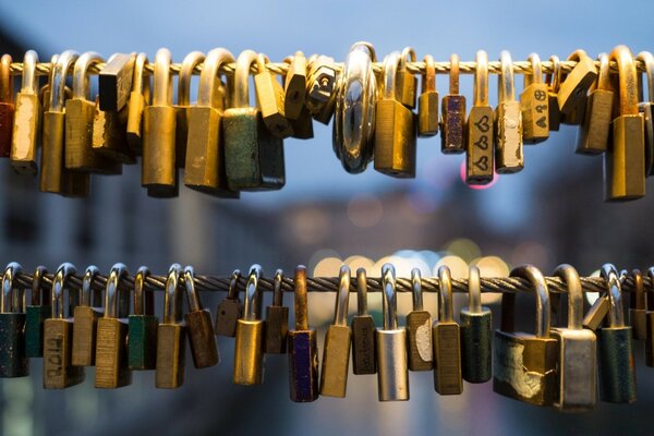 Los castillos de los enamorados en el puente en honor al amor