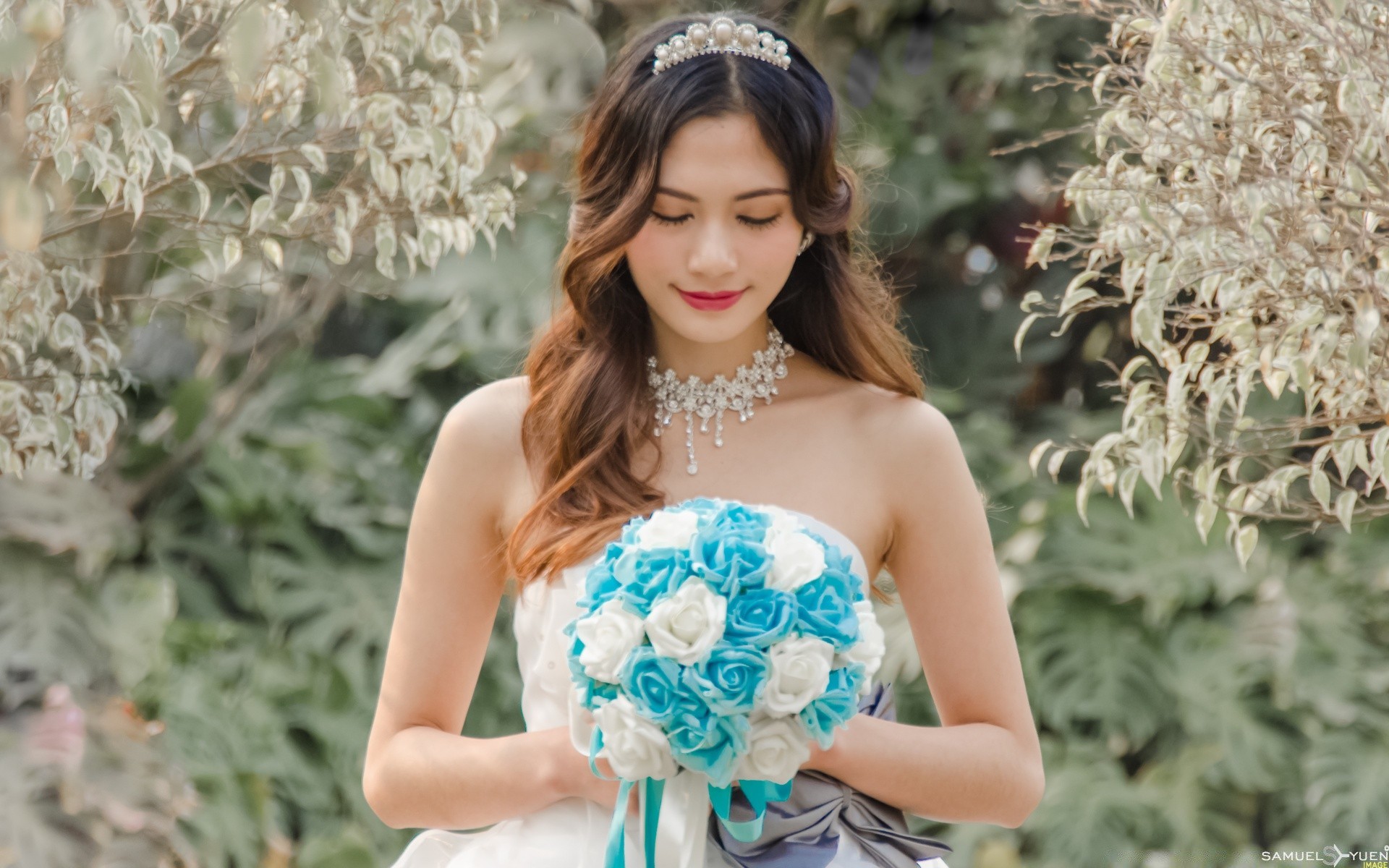 herzen natur sommer im freien frau mode hübsch blume mädchen junge schön kleid gras freude niedlich erholung entspannung porträt park