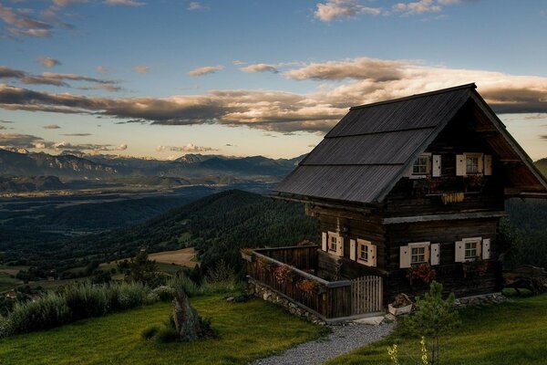 Vieille maison en bois se trouve à la périphérie