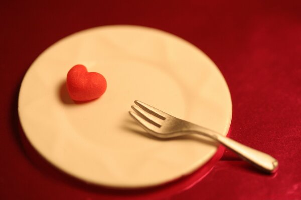 Pequeño corazón en un plato