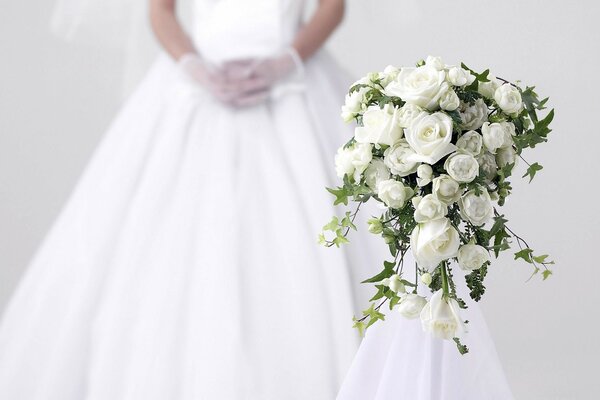 Sposa e bouquet di colore bianco