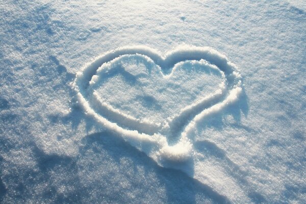 Corazón en la nieve del invierno