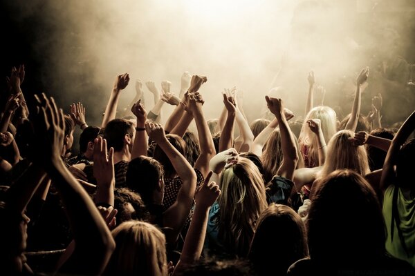 Foule de gens au concert avec les mains levées