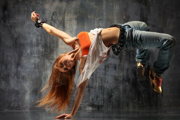 Chica con el pelo rojo largo bailando