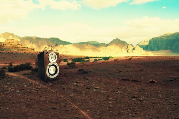 Altoparlanti con musica al tramonto nel deserto