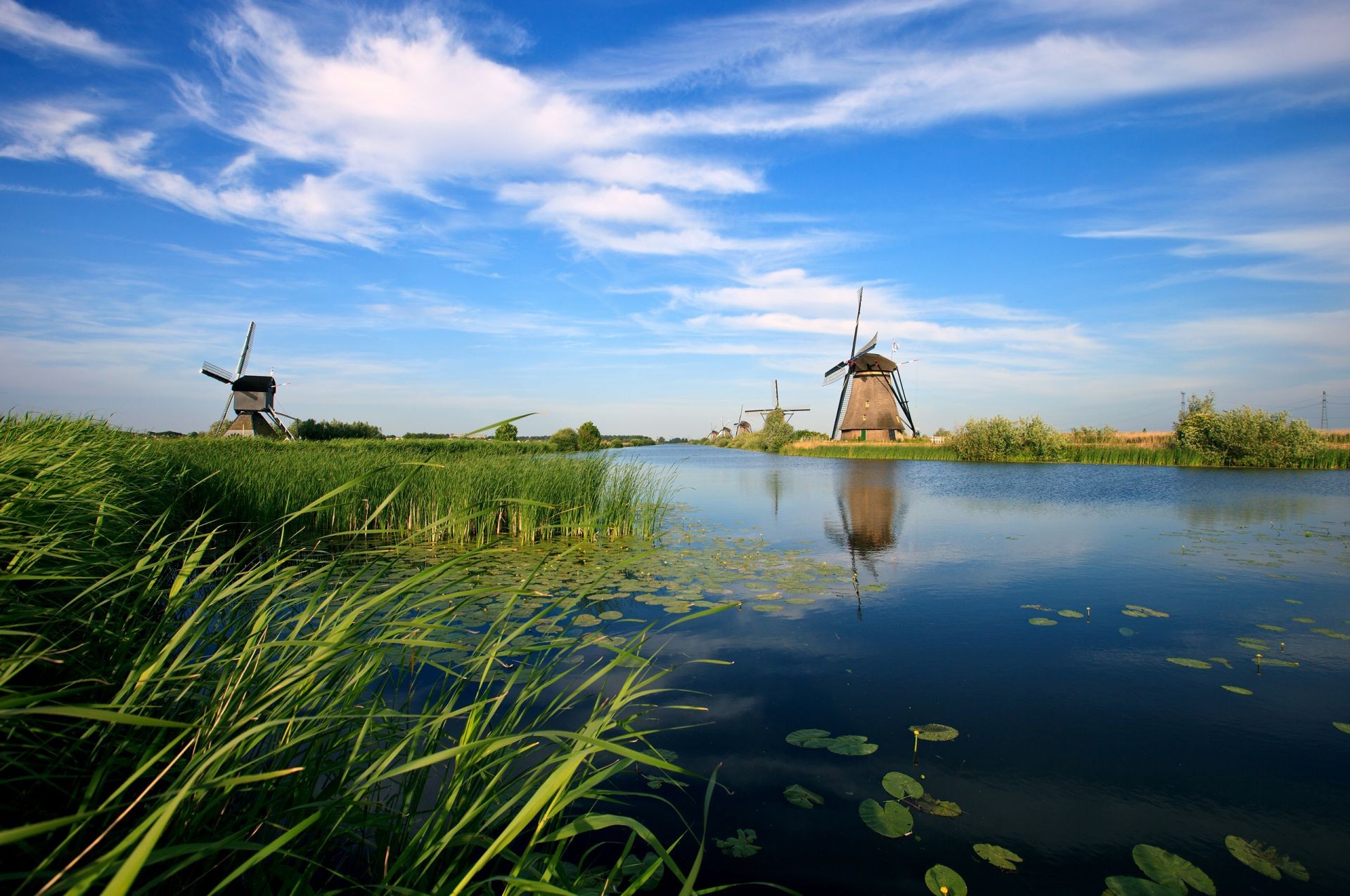 rivières étangs et ruisseaux étangs et ruisseaux eau herbe nature été reed paysage lac ciel moulin à vent ferme rural à l extérieur l agriculture réflexion champ campagne nuage rivière mars