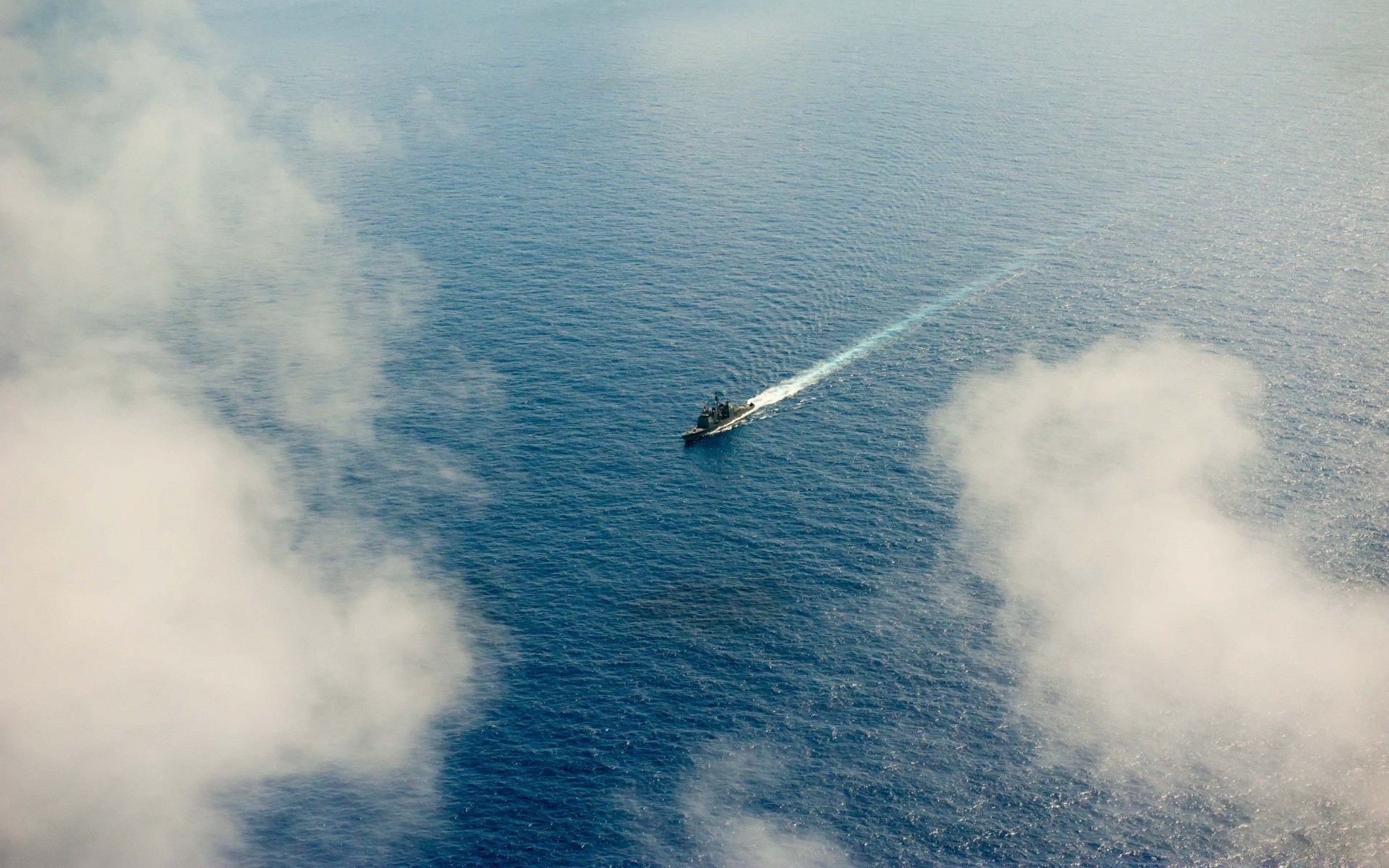 armes et armée eau avion paysage ciel fumée météo mer océan tempête vent lumière du jour voyage