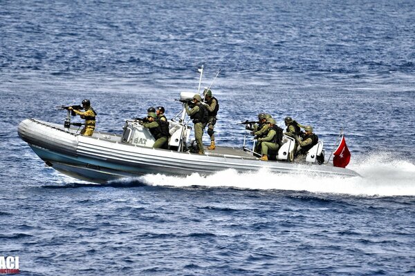 Militär patrouilliert mit dem Boot die Seegrenze