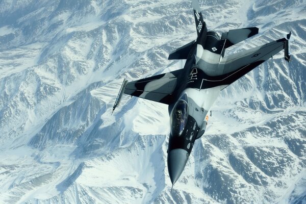 Avión volando sobre montañas blancas como la nieve