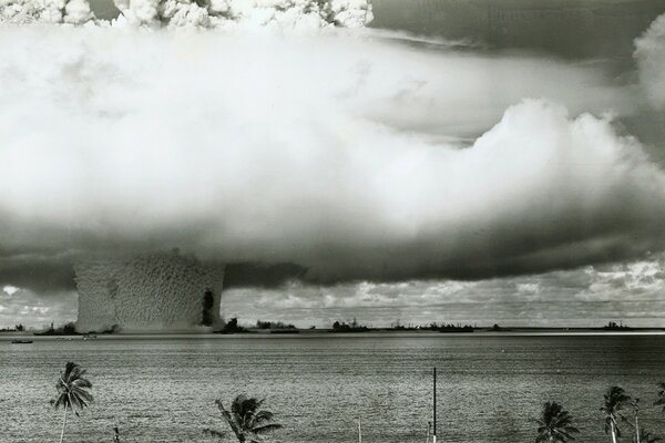 Fotografía en blanco y negro de una explosión nuclear. Hongo nuclear en el agua