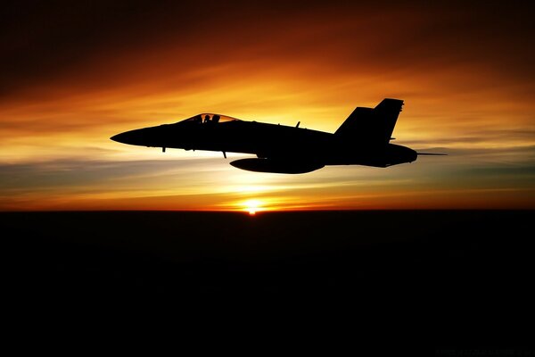 Foto des Kampfflugzeugs auf dem Hintergrund des Sonnenuntergangshimmels