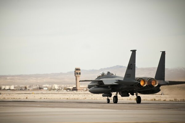 Avión militar va a despegar