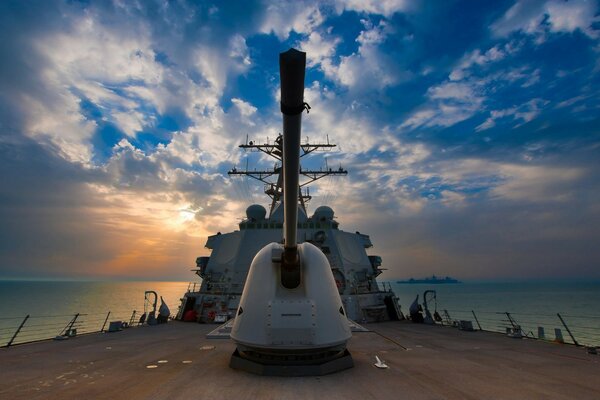 Armée en mer. Armes au coucher du soleil