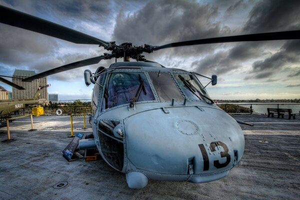 Helicóptero parado en el asfalto