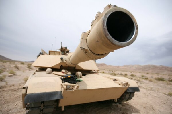 In der Wüste blies ein Panzer Sie an