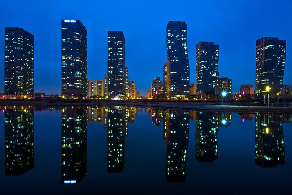 Отражение домов в воде