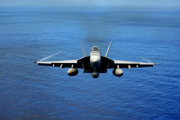 El avión flota sobre el mar