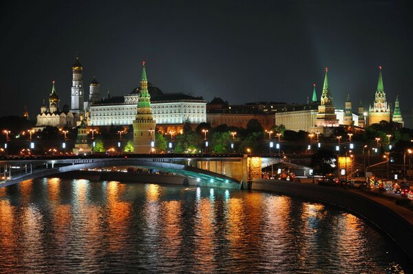 Gece Moskova bir nehirdir. Kremlin in görünümü