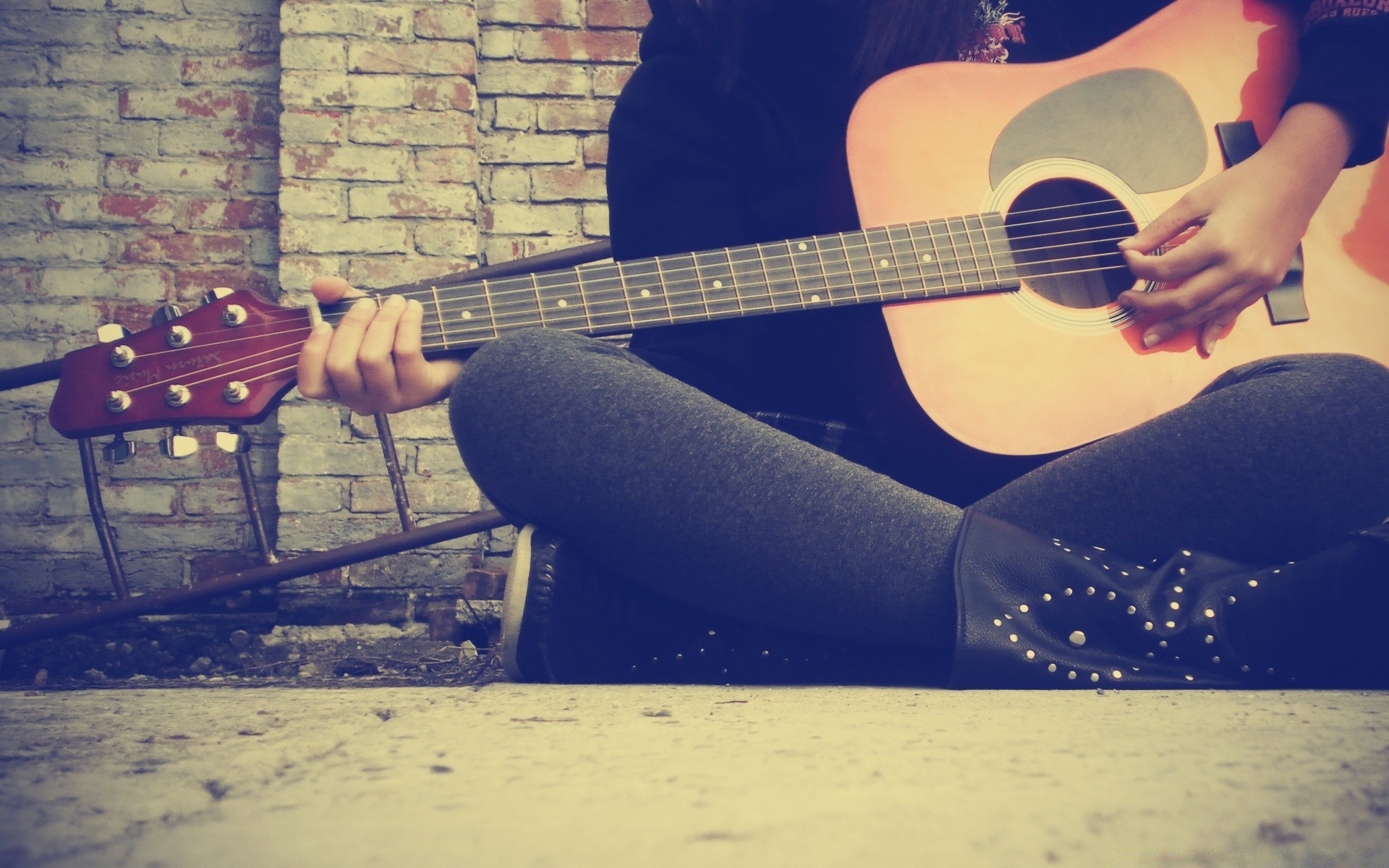 música guitarra músico instrumento solteiro adulto mulher ao ar livre lazer homem lazer instrumento de corda rocha guitarrista banda água