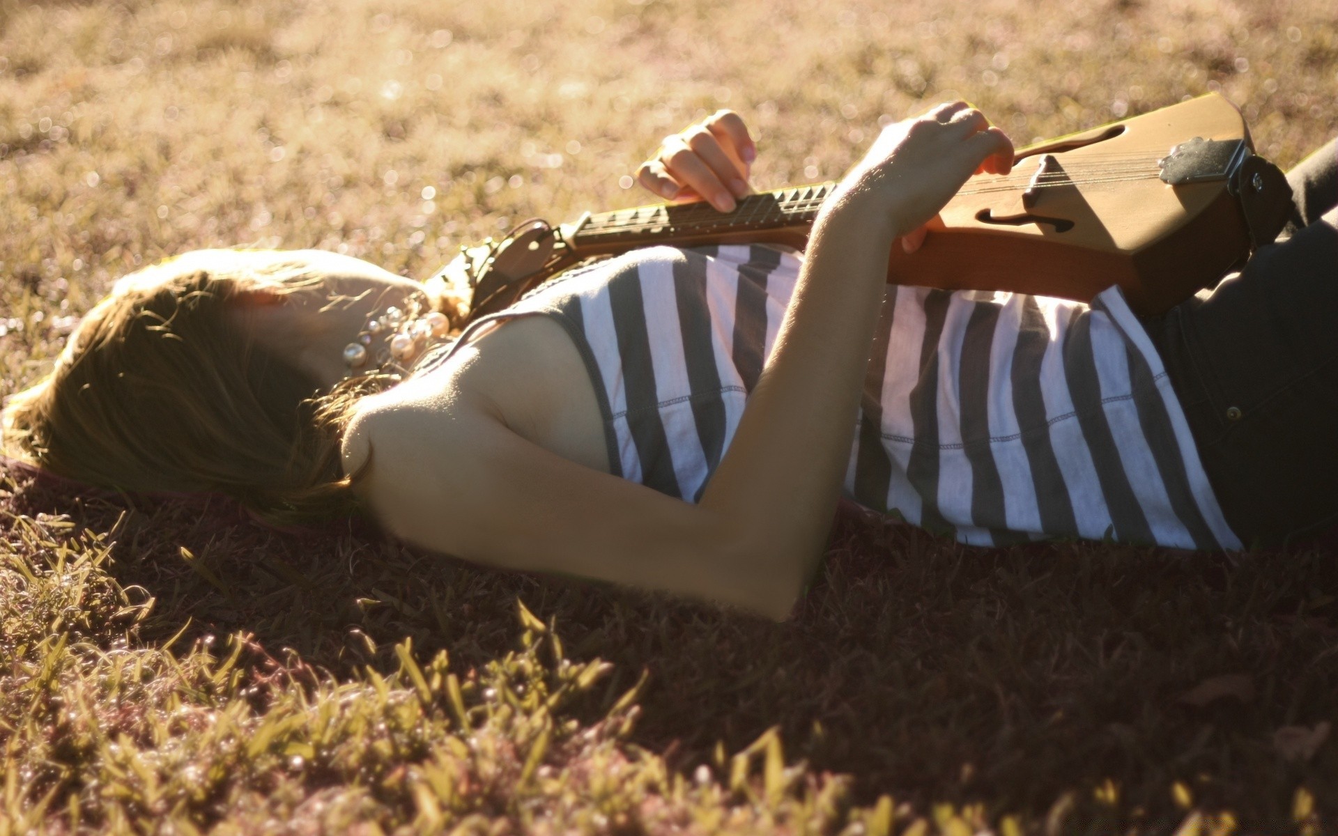 música sozinho ao ar livre adulto grama mulher reclinada menina parque bom tempo lazer natureza luz do dia lazer relaxamento paisagem