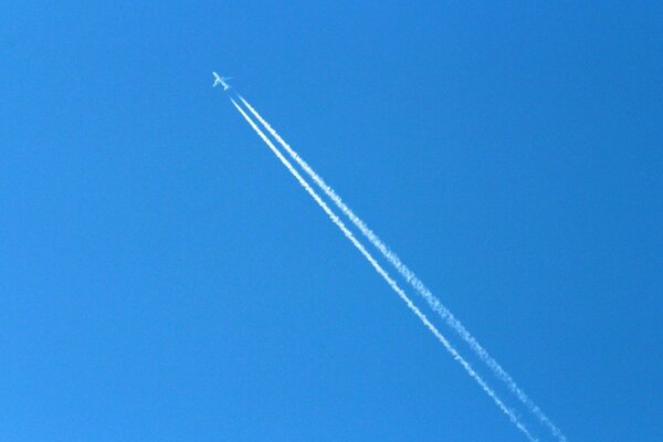 Eine Spur von einem Flugzeug am blauen Himmel