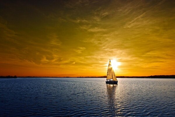 Eine Yacht auf einer ruhigen Wasseroberfläche. Sonnenuntergang, Abend