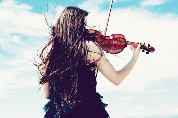 孤独的音乐在小提琴的手中