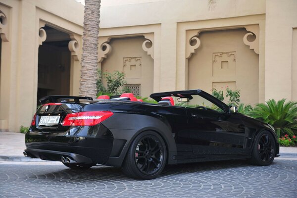 Coche negro con Llantas negras estacionado