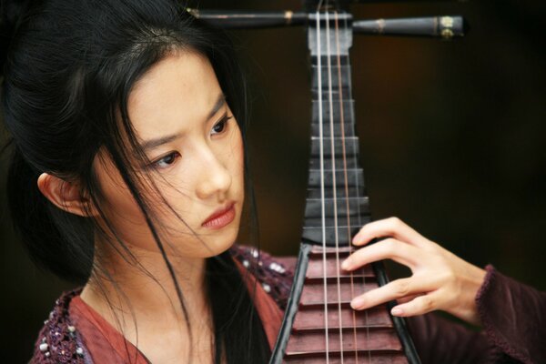 Belle jeune fille avec instrument de musique