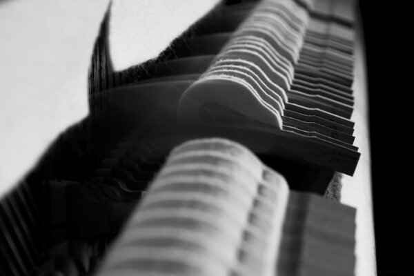 Piano Monochrome jouant de la musique