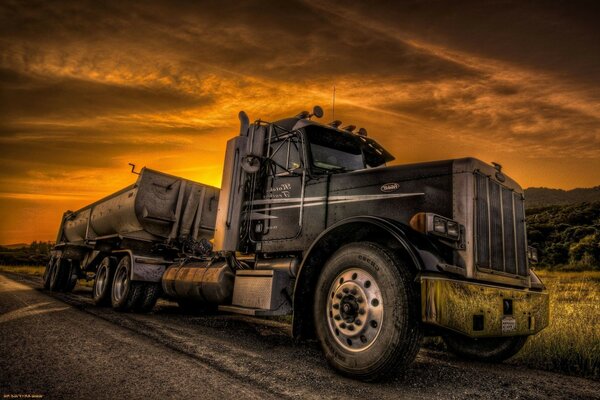 Großer LKW bei Sonnenuntergang