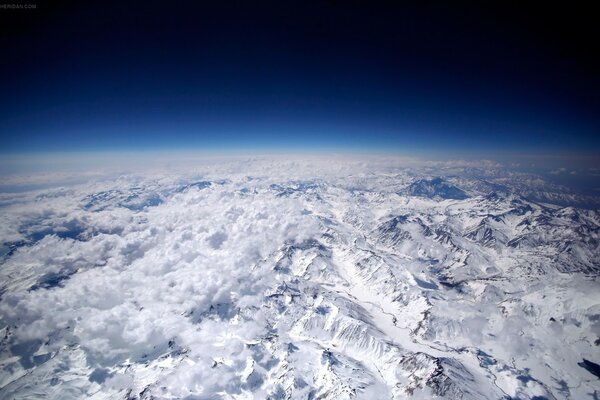 Kosmische Berge im Schnee