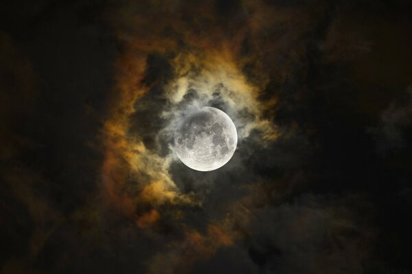 Eclipse de Luna en la noche oscura