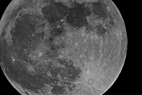 Luna plateada brillante en el espacio