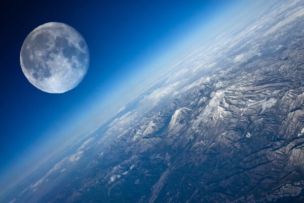 La Luna y la tierra contra el cielo