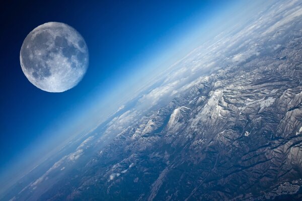天空背景上的月亮和地球