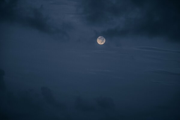 Nebliger Nachthimmel Mond in Wolken