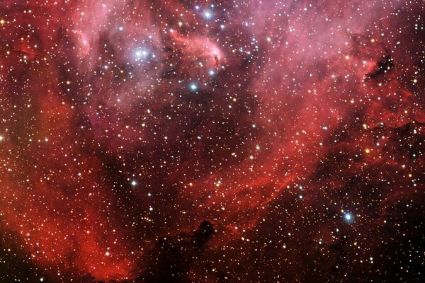 Immagine di un cielo rosso tutto nelle stelle