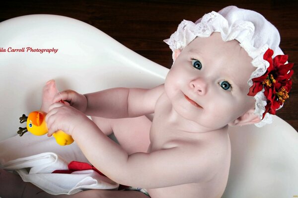 Ragazza carina in bagno bianco