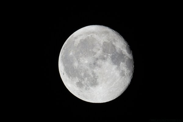 Ein riesiger Mond. Weltraumsatellit der Erde