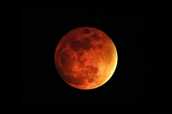 Lua vermelha no céu negro