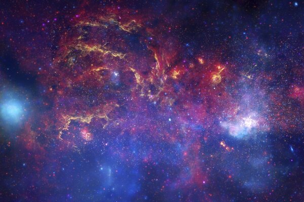 En el espacio de la galaxia se pueden ver constelaciones y nebulosas