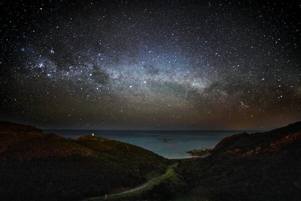 Cielo cosmico notturno e Luna