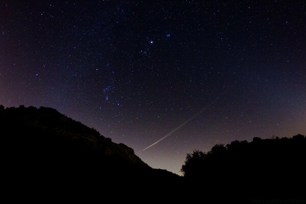 Schöner Sternenhimmel über den Bergen